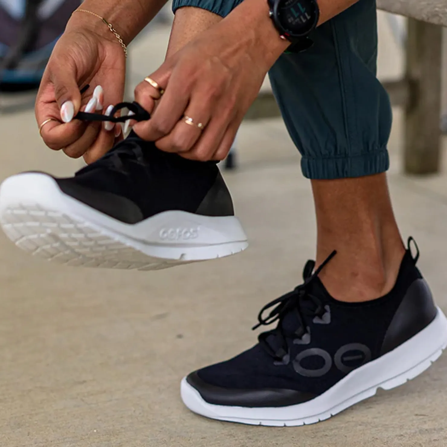 Walking*OOFOS Women's , OOmg Sport LS Sneaker White Black